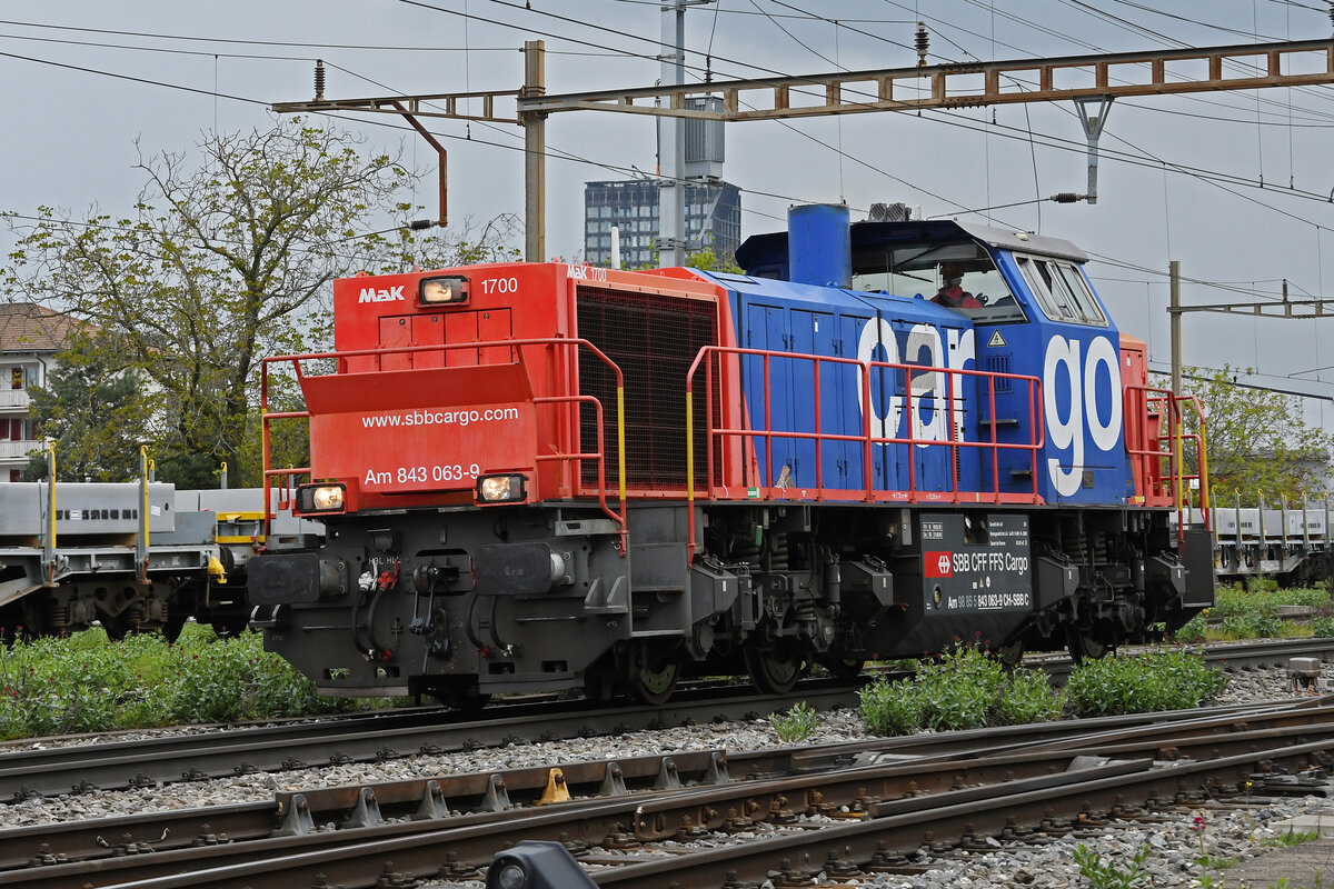 Am 843 063-9 durchfährt am 18.04.2024 solo den Bahnhof Pratteln.