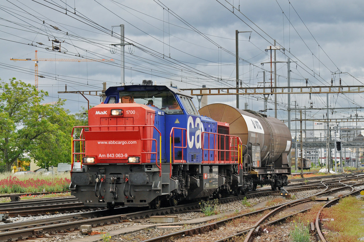 Am 843 063-9 durchfährt den Bahnhof Pratteln. Das abzweigende Gleis führt auf eine Strasse und in ein Industriegebiet, von wo aus auch diese Aufnahme am 30.05.2016 entstand.