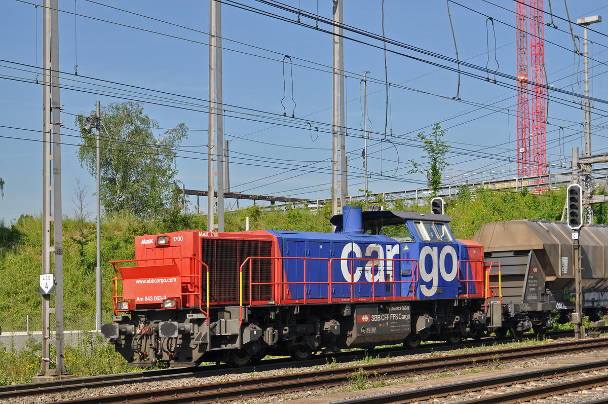 Am 843 063-9 rangiert am Bahnhof Muttenz. Die Aufnahme stammt vom 10.06.2016.