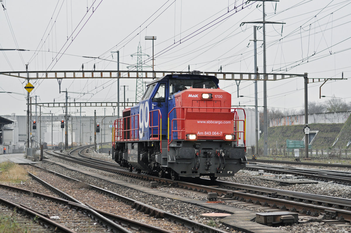 Am 843 064-7 durchfährt den Bahnhof Pratteln. Die Aufnahme stammt vom 04.12.2017.