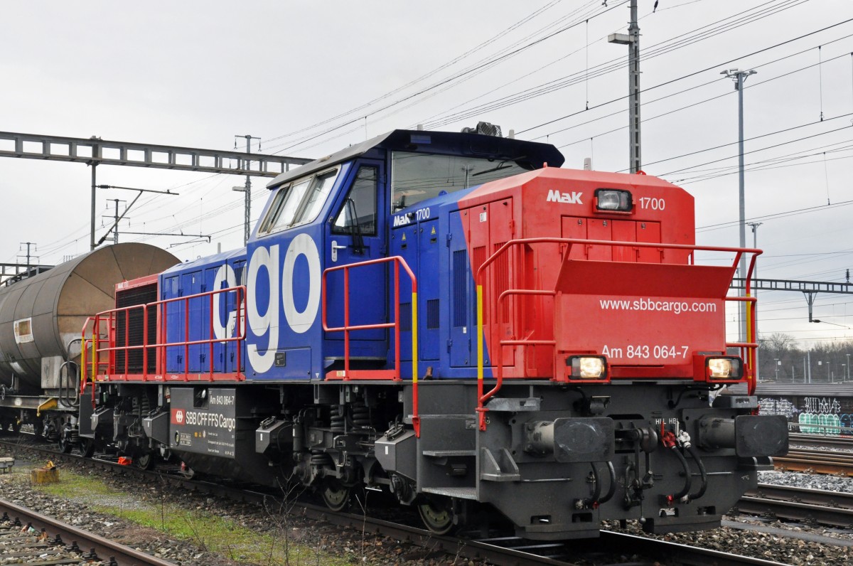 AM 843 064-7 rangiert am Bahnhof Muttenz. Die Aufnahme stammt vom 09.01.2015.