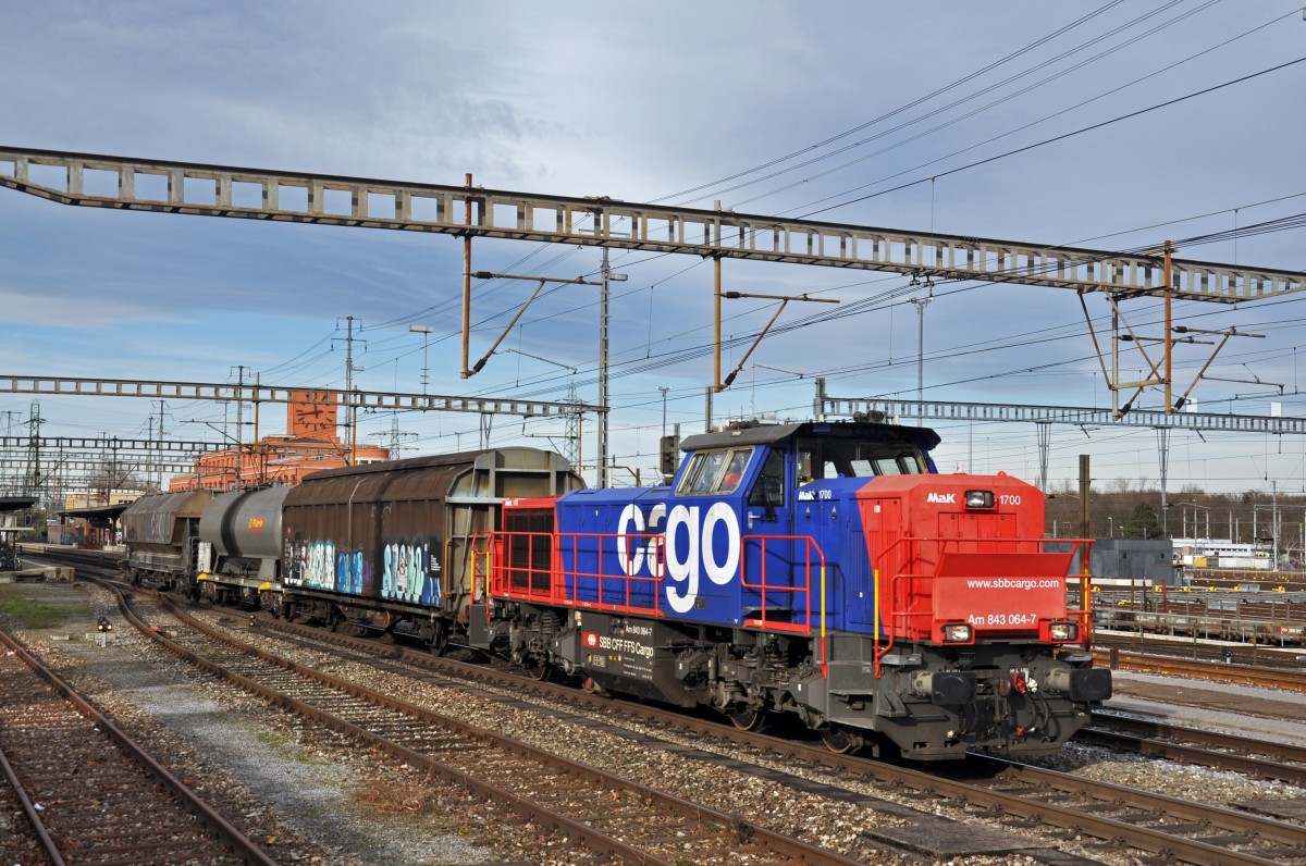 Am 843 064-7 rangiert beim Bahnhof Muttenz. Die Aufnahme stammt vom 12.01.2015.