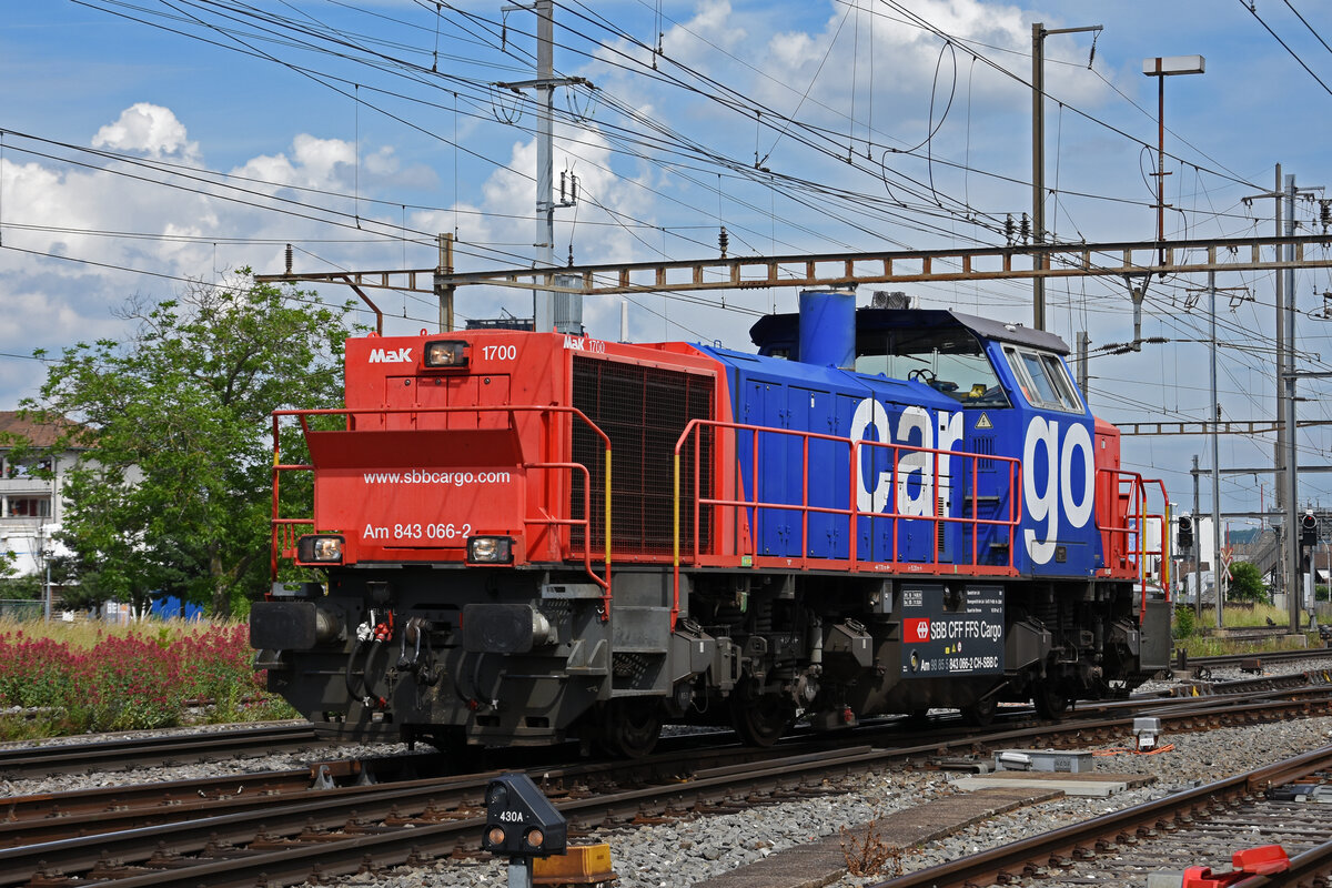 Am 843 066-2 durchfährt den Bahnhof Pratteln. Die Aufnahmestammt vom 12.06.2021.