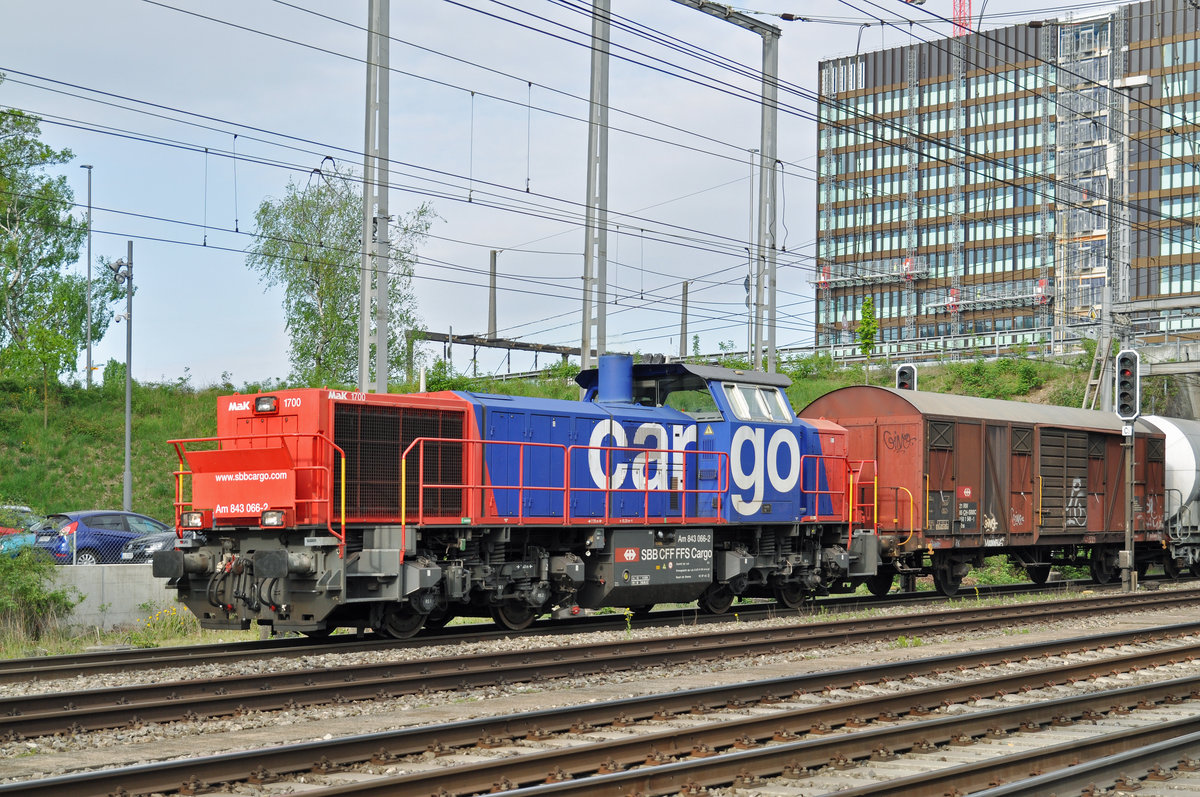 Am 843 066-2 rangiert beim Bahnhof Muttenz. Die Aufnahme stammt vom 13.04.2017.