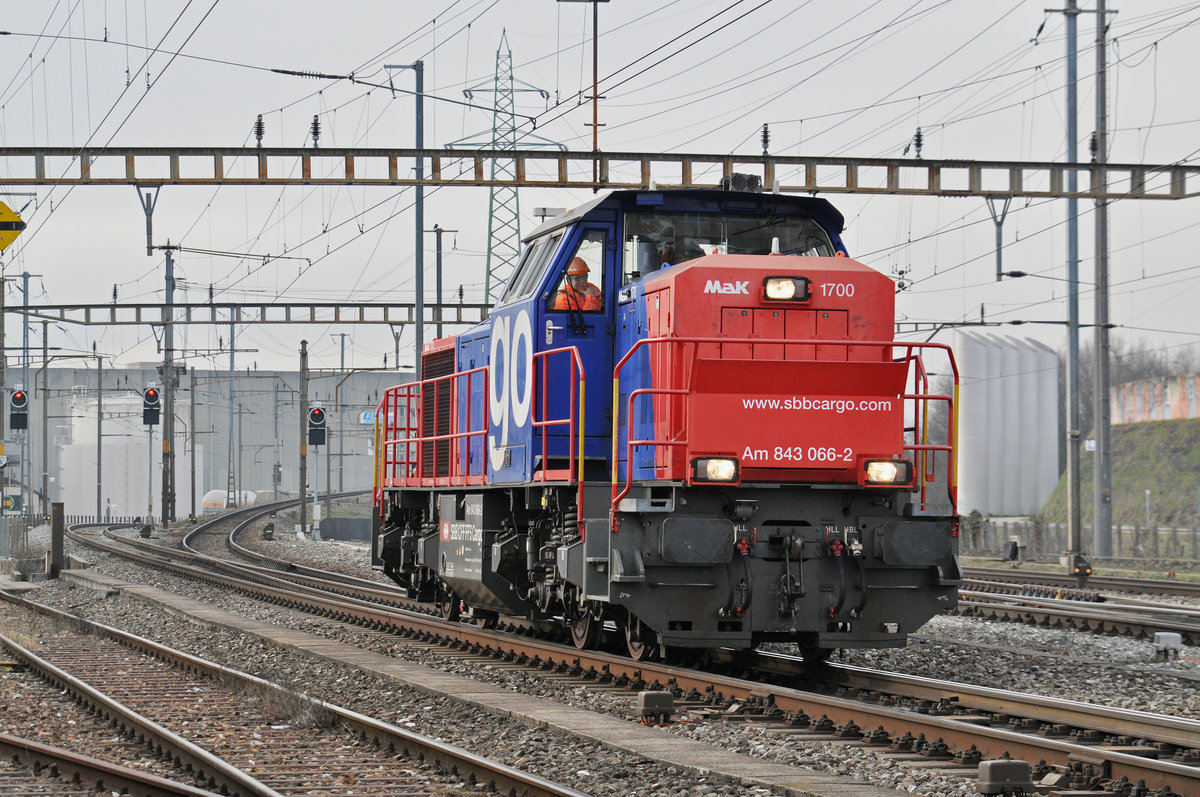 Am 843 066-3 durchfährt den Bahnhof Pratteln. Die Aufnahme stammt vom 09.01.2018.