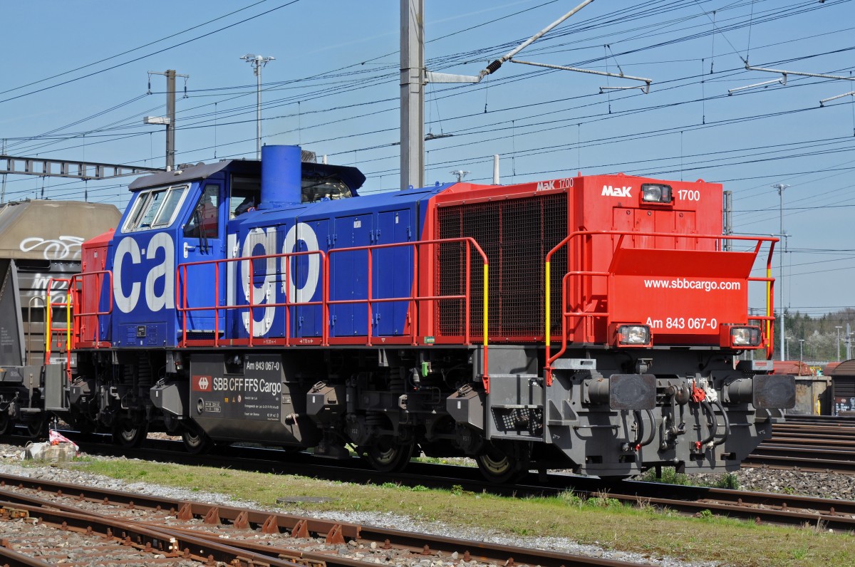 Am 843 067-0 rangiert beim Bahnhof Muttenz. Die Aufnahme stammt vom 13.04.2015.