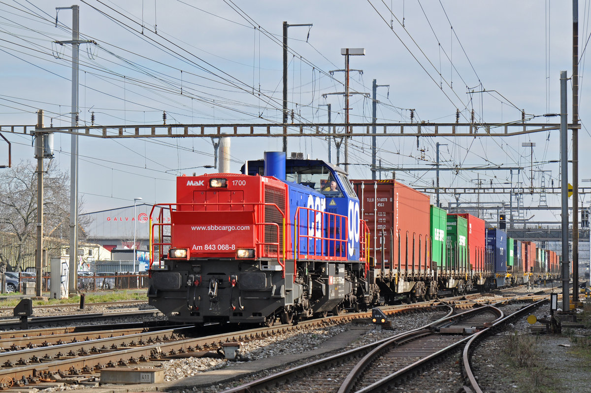 Am 843 068-8 durchfährt den Bahnhof Pratteln. Die Aufnahme stammt vom 14.02.2018.