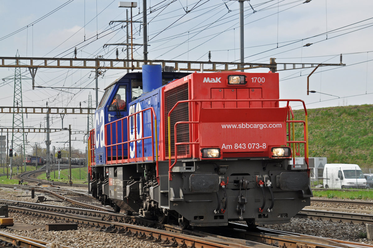 Am 843 073-8 durchfährt den Bahnhof Pratteln. Die Aufnahme stammt vom 09.04.2018.