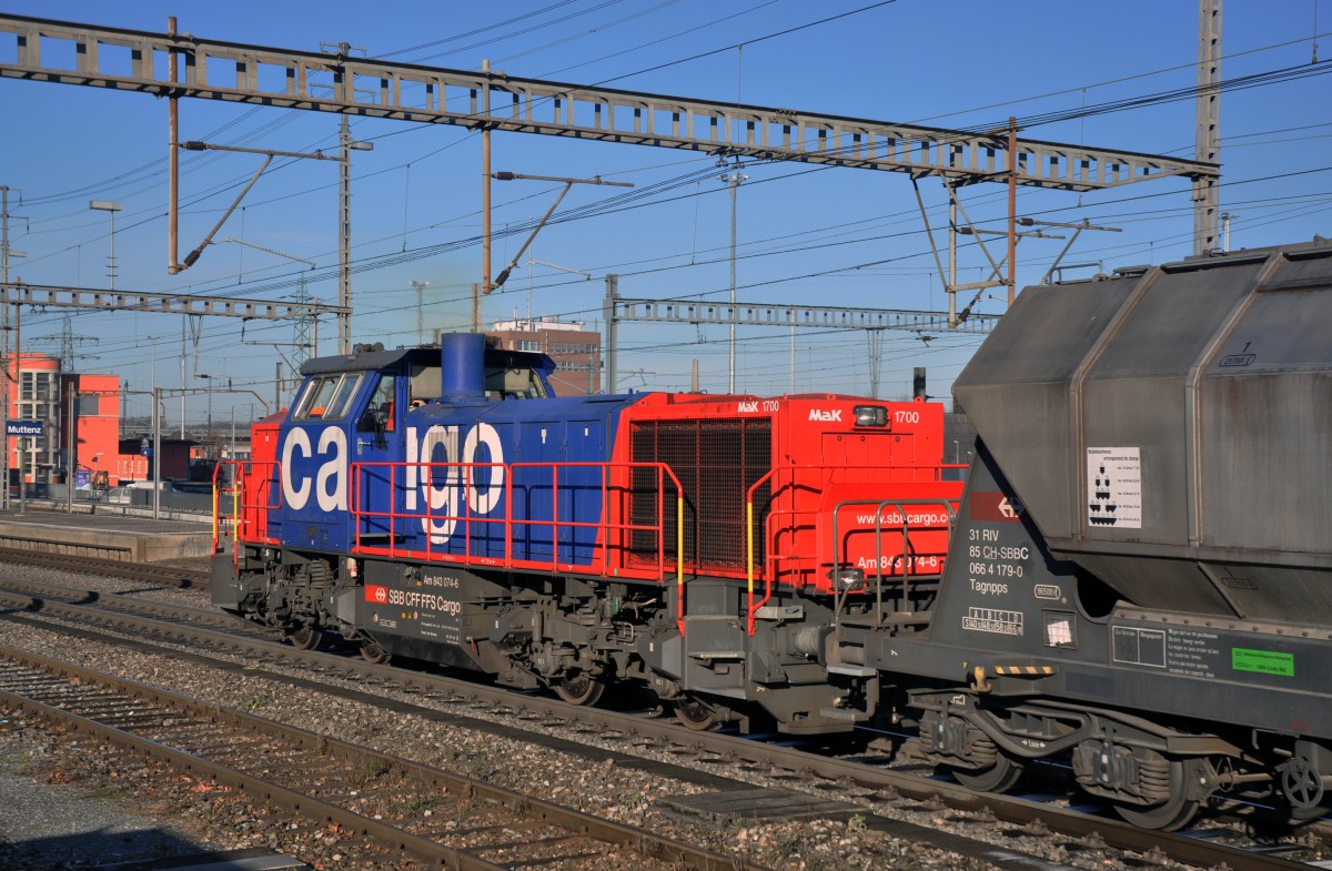 Am 843 074 - 6 beim Bahnhof Muttenz. Die Aufnahme stammt vom 16.12.2013.