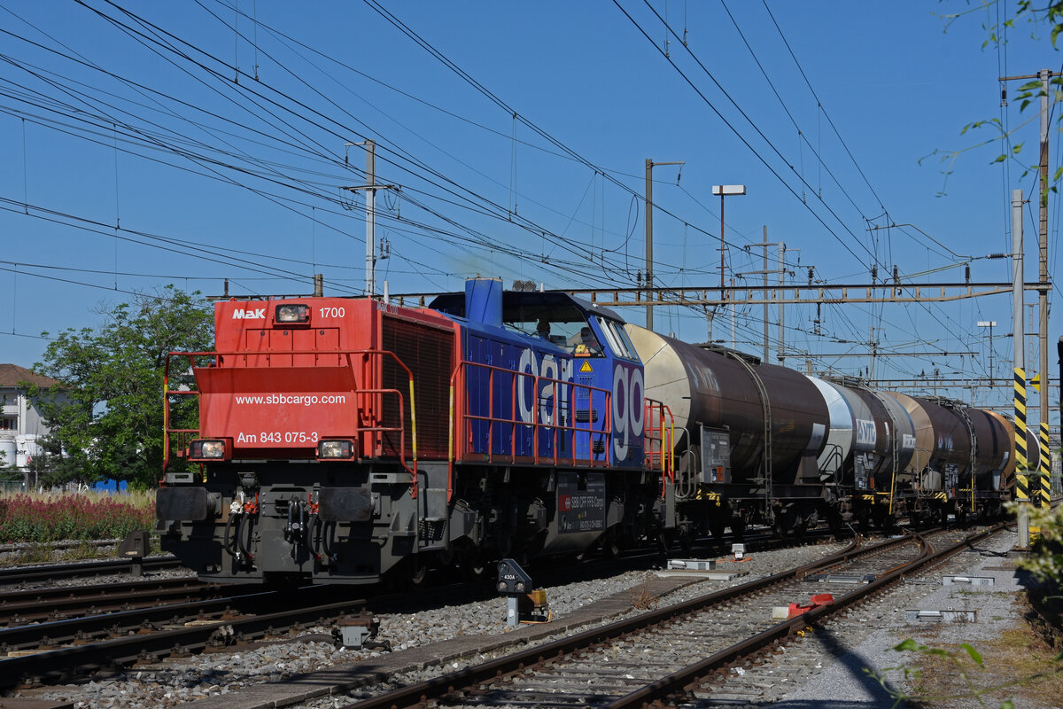 Am 843 075-3 verlässt den Bahnhof Pratteln Richtung Güterbahnhof Muttenz. Die Aufnahme stammt vom 14.06.2021.