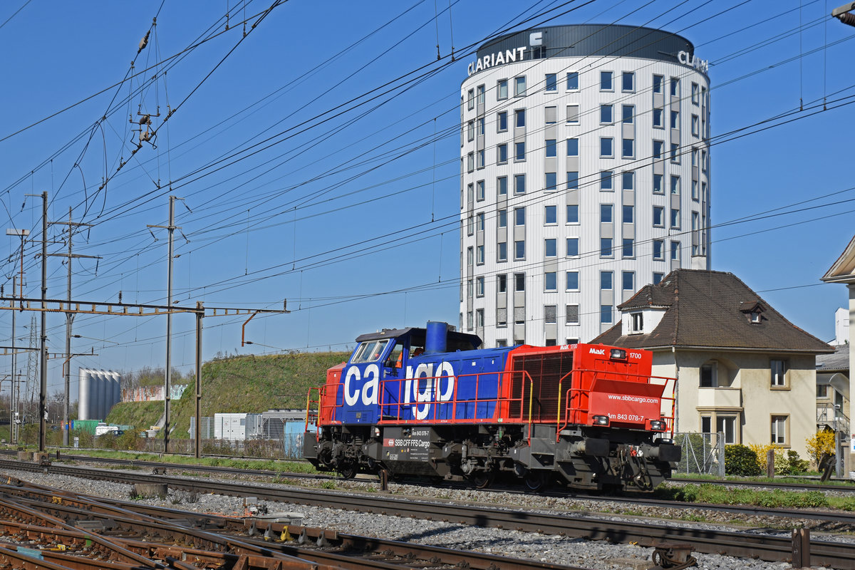 Am 843 078-7 durchfährt den Bahnhof Pratteln. Die Aufnahme stammt vom 24.03.2020.