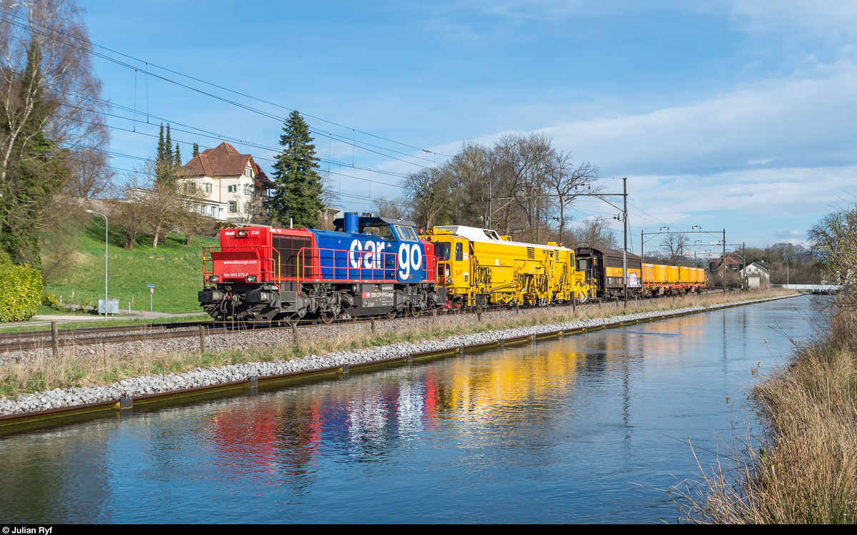Am 843 079 mit einem kurzen Güterzug am 23. März 2017 am Kanal bei Bürglen TG.