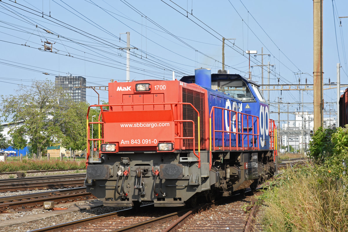 Am 843 091-0 rangiert beim Bahnhof Pratteln. Die Aufnahme stammt vom 28.08.2018.