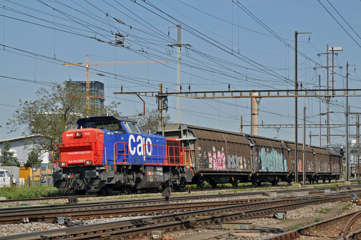 Am 843 092-8 durchfährt den Bahnhof Pratteln. Die Aufnahme stammt vom 24.04.2017.