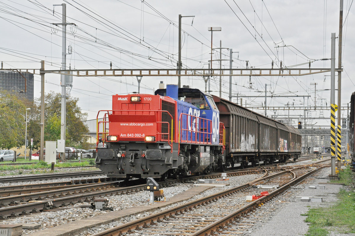 Am 843 092-8 durchfährt den Bahnhof Pratteln. Die Aufnahme stammt vom 24.10.2019.