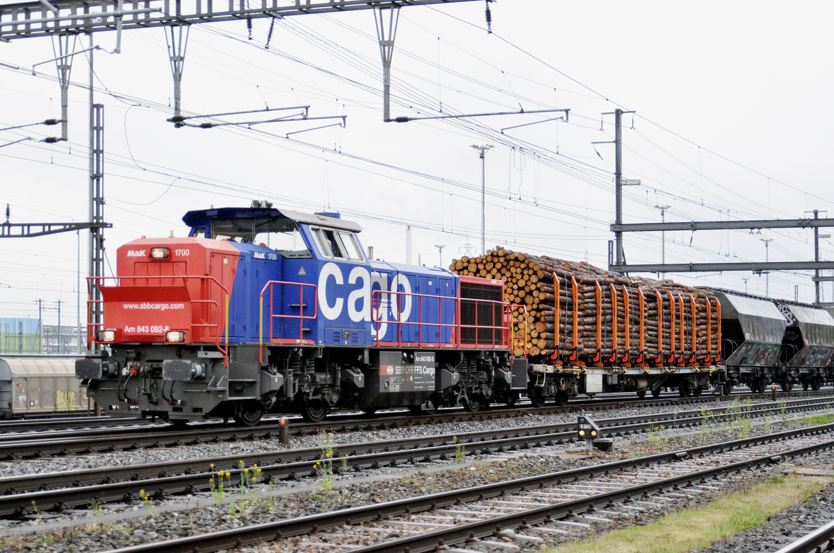 Am 843 092-8 rangiert beim Bahnhof Muttenz. Die Aufnahme stammt vom 27.04.2017.