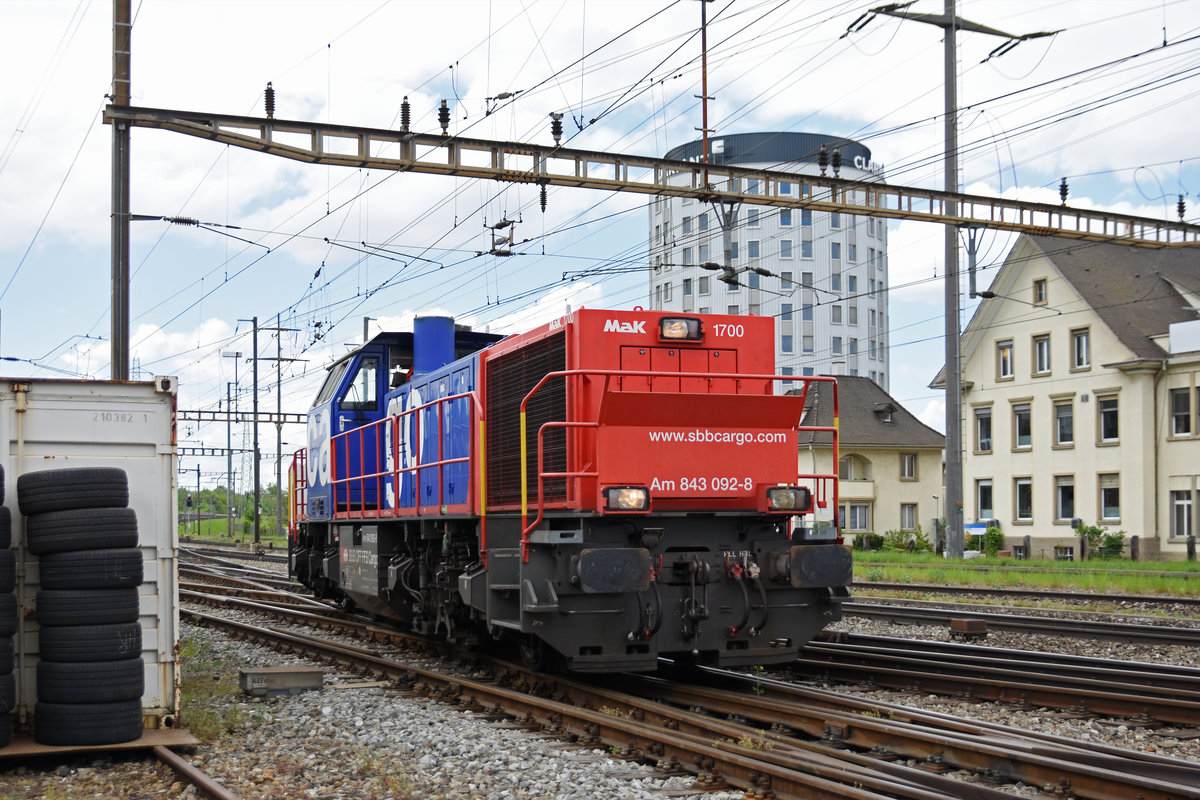 Am 843 092-8 rangiert beim Bahnhof Pratteln. Die Aufnahme stammt vom 26.04.2018.