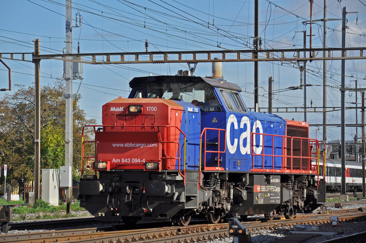 Am 843 094-4 durchfährt den Bahnhof Pratteln. Die Aufnahme stammt vom 25.10.2019.