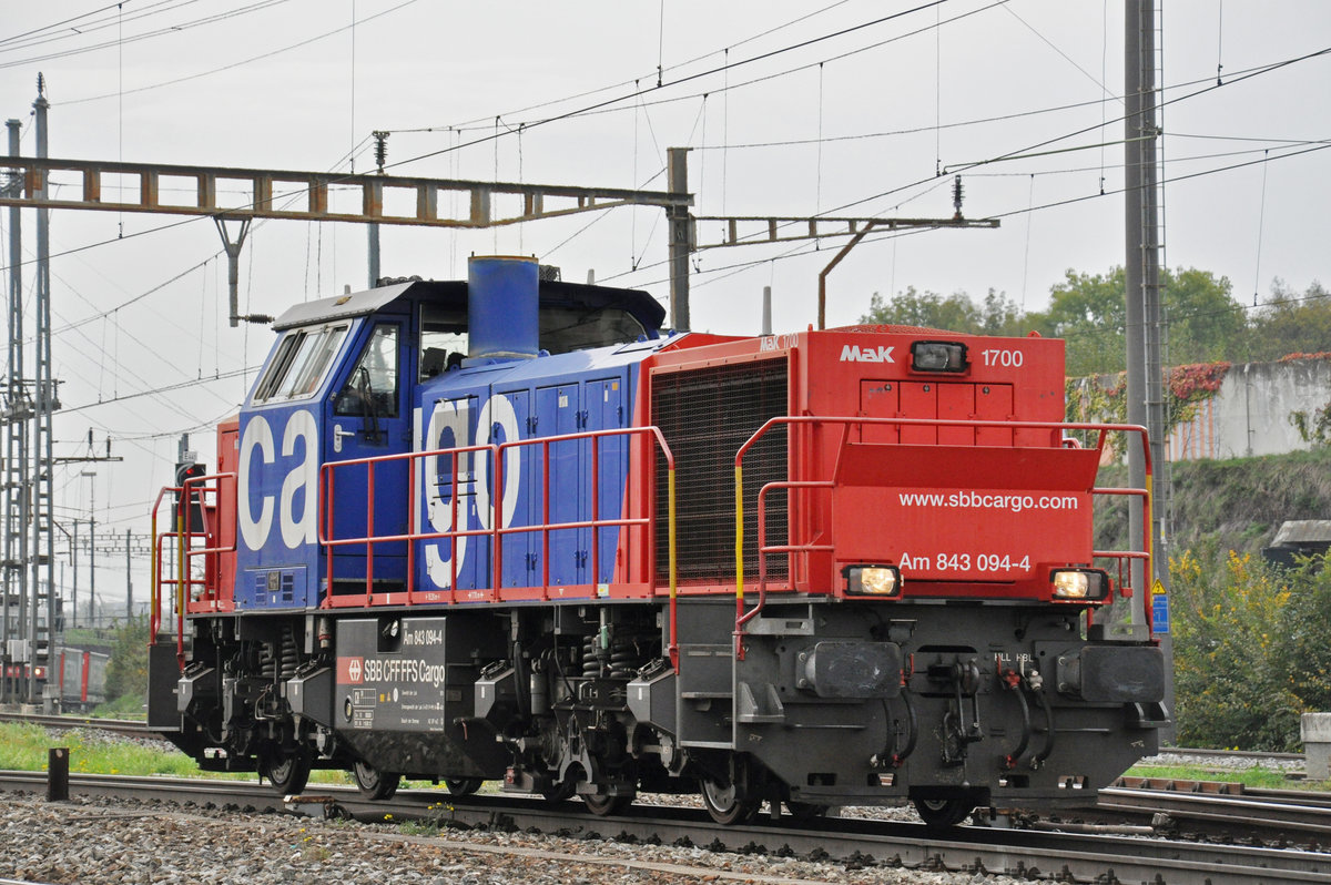 Am 843 094-4 durchfährt den Bahnhof Pratteln. Die Aufnahme stammt vom 22.10.2019.