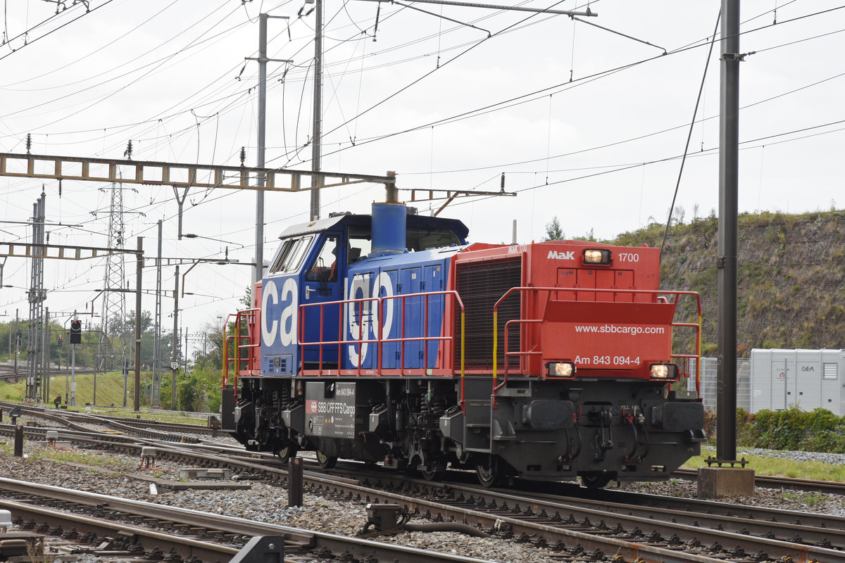 Am 843 094-4 rangiert beim Bahnhof Pratteln. Die Aufnahme stammt vom 07.09.2019.