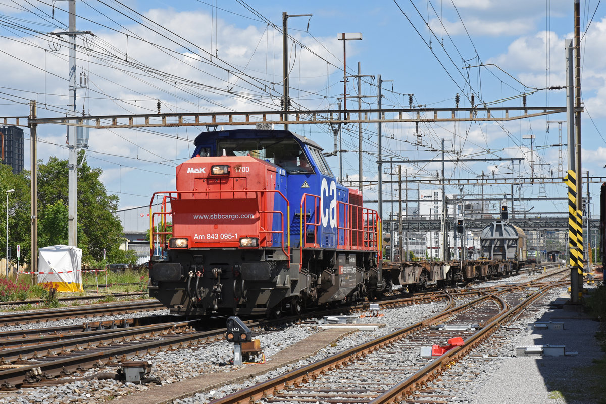 Am 843 095-1 durchfährt den Bahnhof Pratteln. Die Aufnahme stammt vom 01.06.2019.