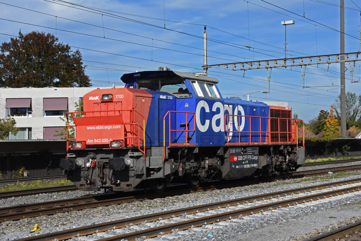 Am 843 095-1 rangiert am 08.10.2025 beim Bahnhof Kaiseraugst.