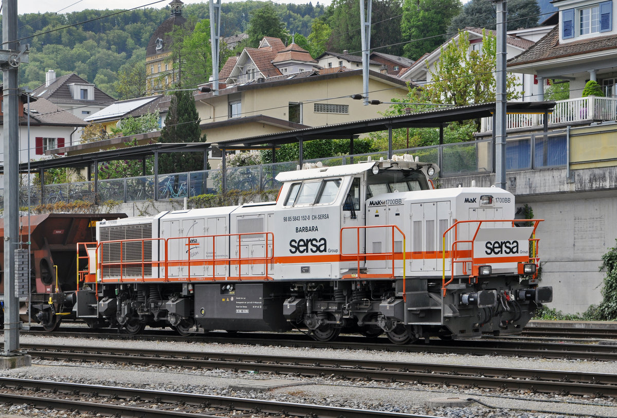 Am 843 152-0 steht beim Bahnhof Spiez. Die Aufnahme stammt vom 09.05.2016.