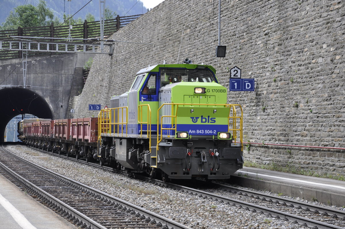 Am 843 zieht am 9.8.16 einen gem. Güterzug durch den Bahnhof Goppenstein.