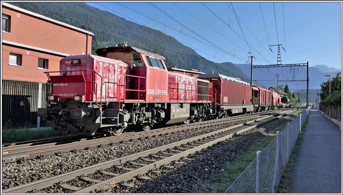 Am 843015-9 schiebt den Testzug mit Hilfs- und Löschwagen und einen verladenen Leopard II Panzer in den Bahnhof Domat/Ems. (07.07.2020)