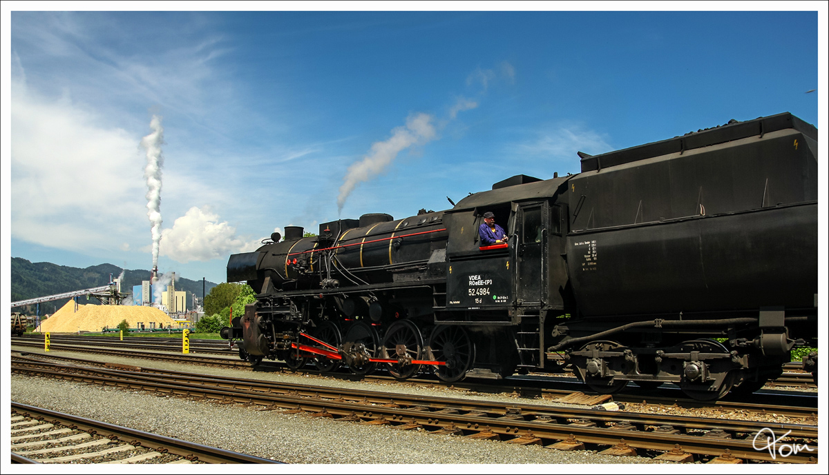 Am 8.5.2009 machte die 52.4984  Eberhard  eine Lastprobefahrt von Knittelfeld nach Pöls, hier zu sehen mit dem Zellstoffwerk im Hintergund.