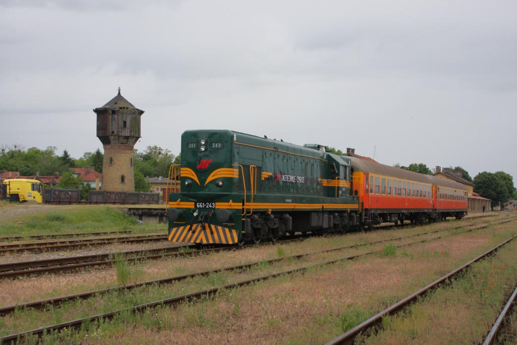 Am 8.5.2010 fotografierte ich im serbischen Bahnhof Sombor den ausfahrenden
Personenzug nach Subotica mit seiner Kennedy Zuglok 661-243.
Hinter dem zu sehenden Wasserturm befindet sich brigens ein Dampflok
Denkmal, welches vom Bahnhof Vorplatz aus zugngig ist.