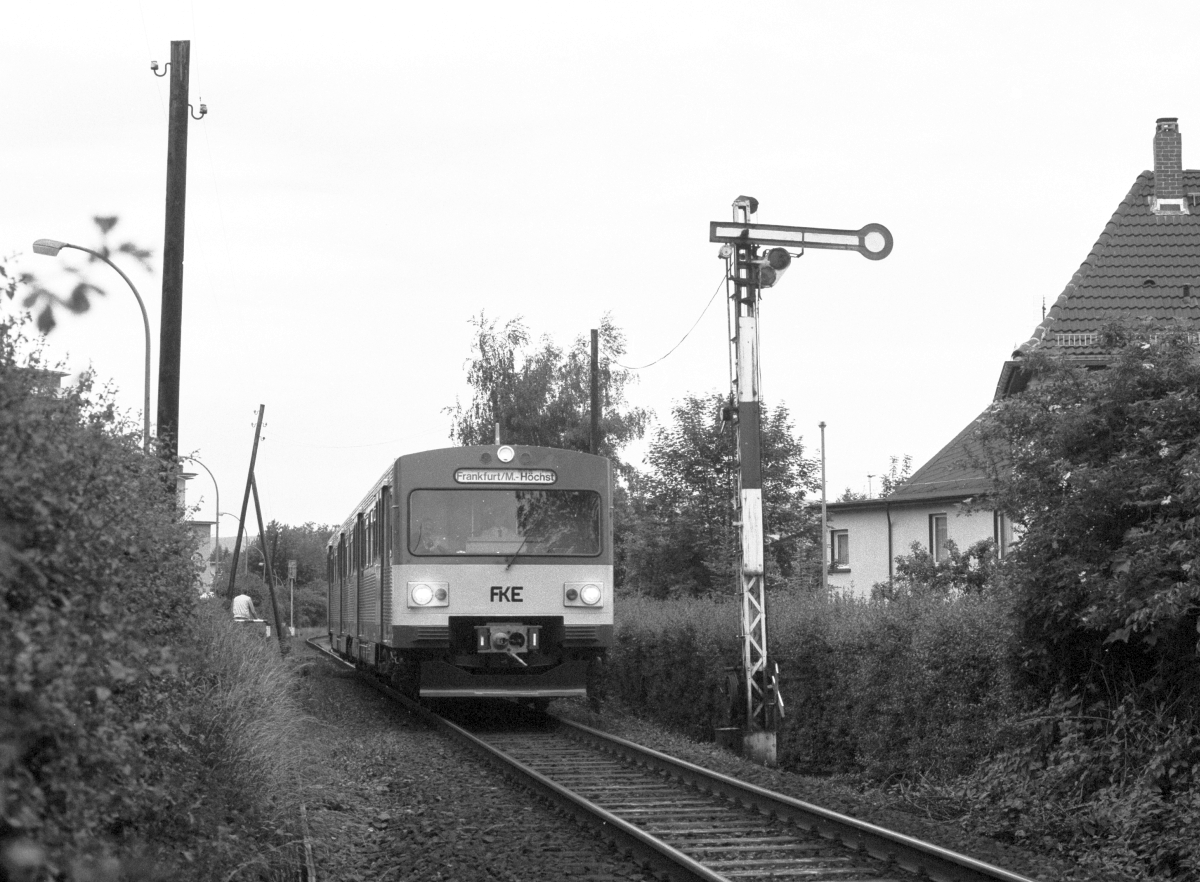 Am 8.6.1987 waren auf der Frankfurt-Königsteiner-Bahn noch einzelne Formsignale in Betrieb, hier das Einfahrsignal von Kelkheim-Münster. 