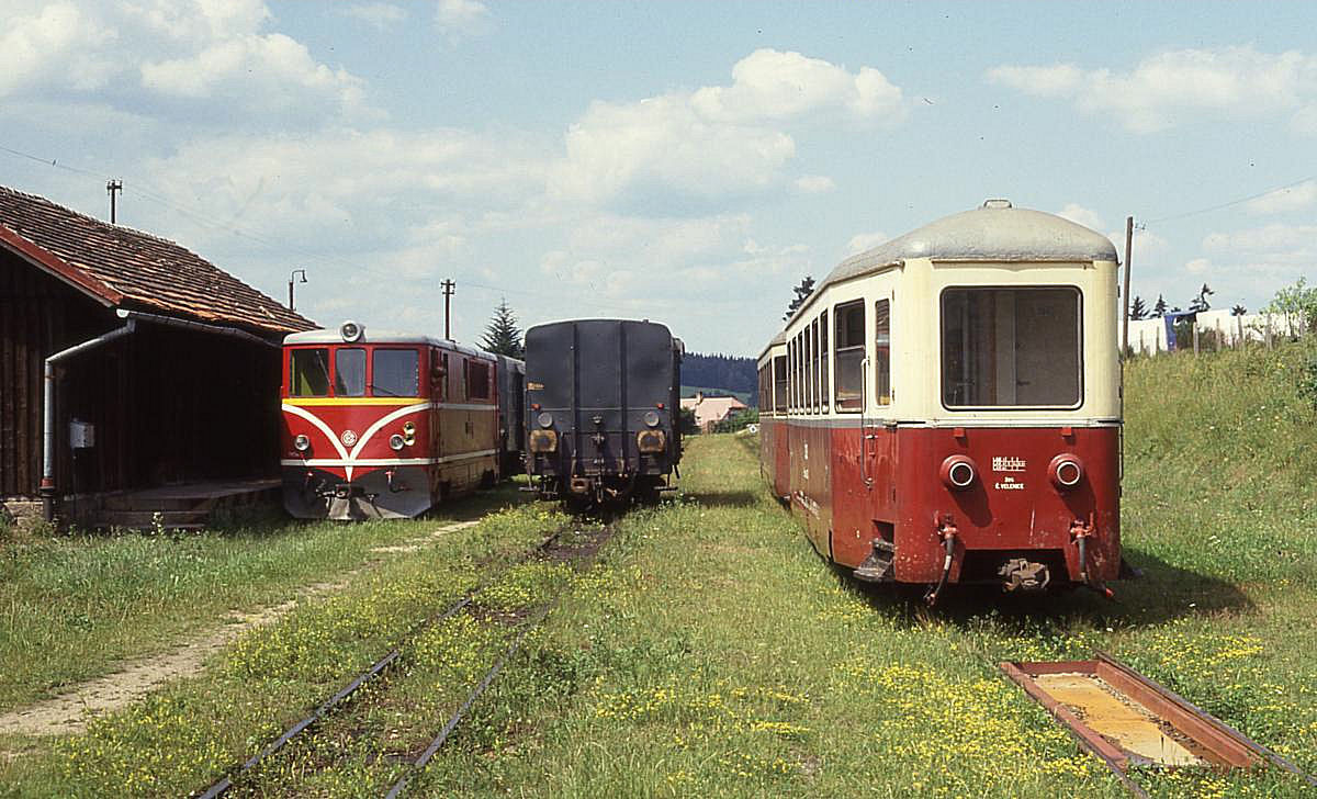 Am 8.6.1992 waren für einen kurzen Zeitraum im Schmalspurbahnhof Nova Bystrice alle Gleise belegt. 705919 führte umfangreiche Rangier Arbeiten durch.