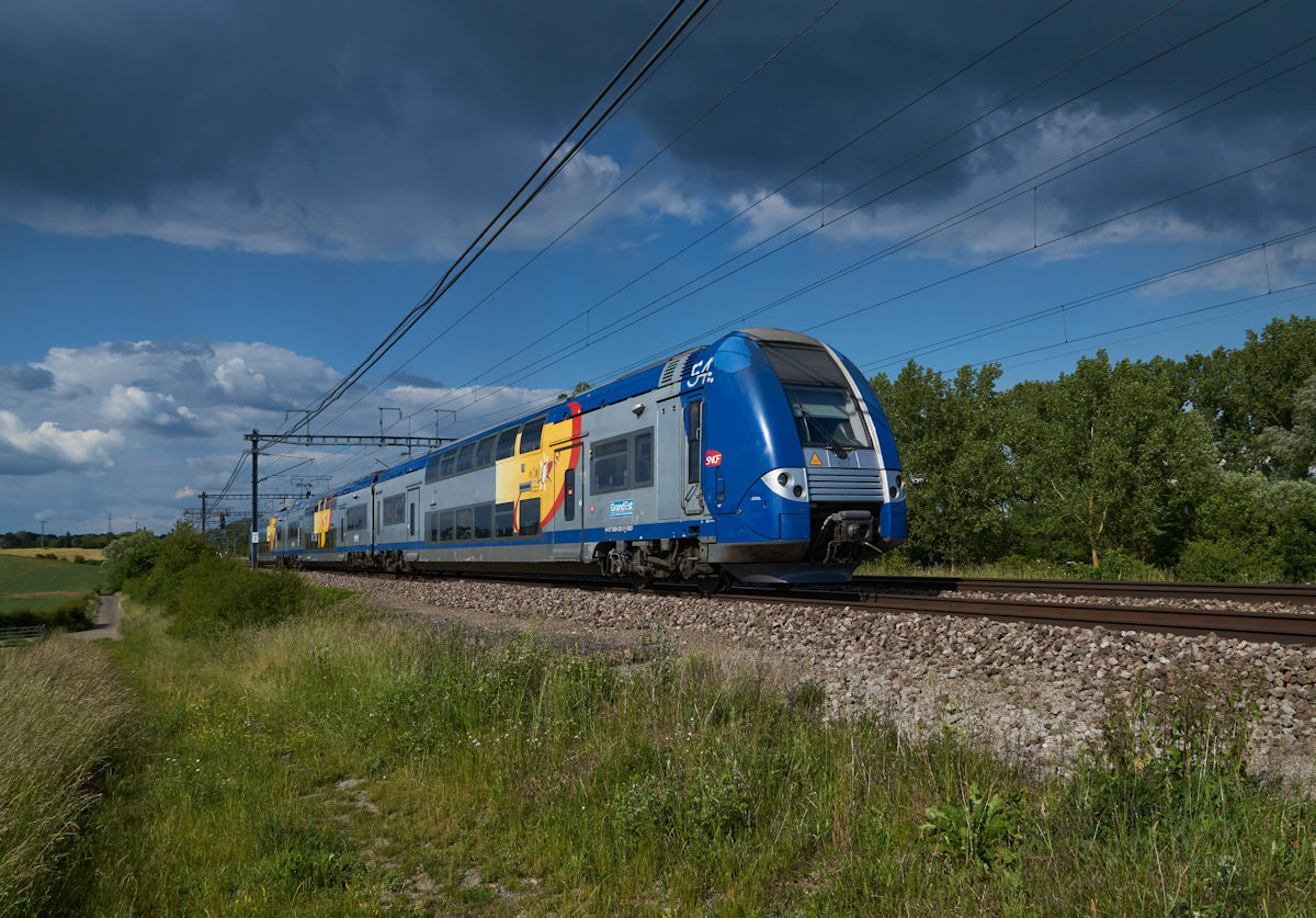 Am 8.6.2020 war 24 628 von SNCF Lorraine als TER 88753 auf dem Weg von Luxembourg Ville nach Metz Ville. Gerade wurde die Ortschaft Fentange passiert.
