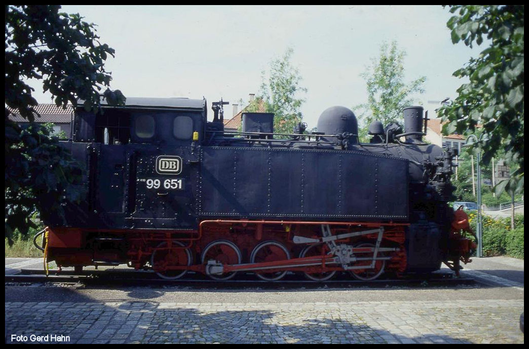 Am 8.7.1991 stand 99651 der ehemaligen Bottwartalbahn noch als Denkmal am Bahnhof in Steinheim.