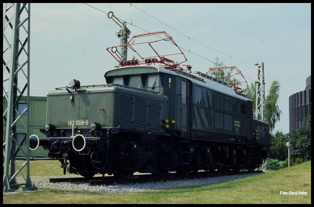 Am 8.7.1991 war an einem Tag der offenen Tür auch das Eisenbahn Denkmal im Kernkraftwerk Neckarwestheim zugängig. Dort stand bzw. steht 193008 auf dem Denkmal Gleis!