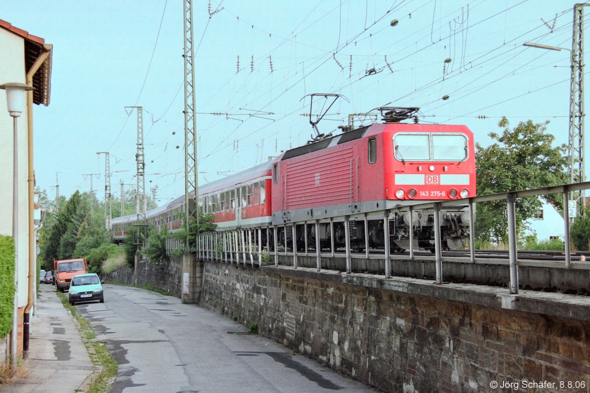 Am 8.8.06 rollte 143 275 mit ihrer RB aus Würzburg dem Bahnhof Ansbach entgegen.
