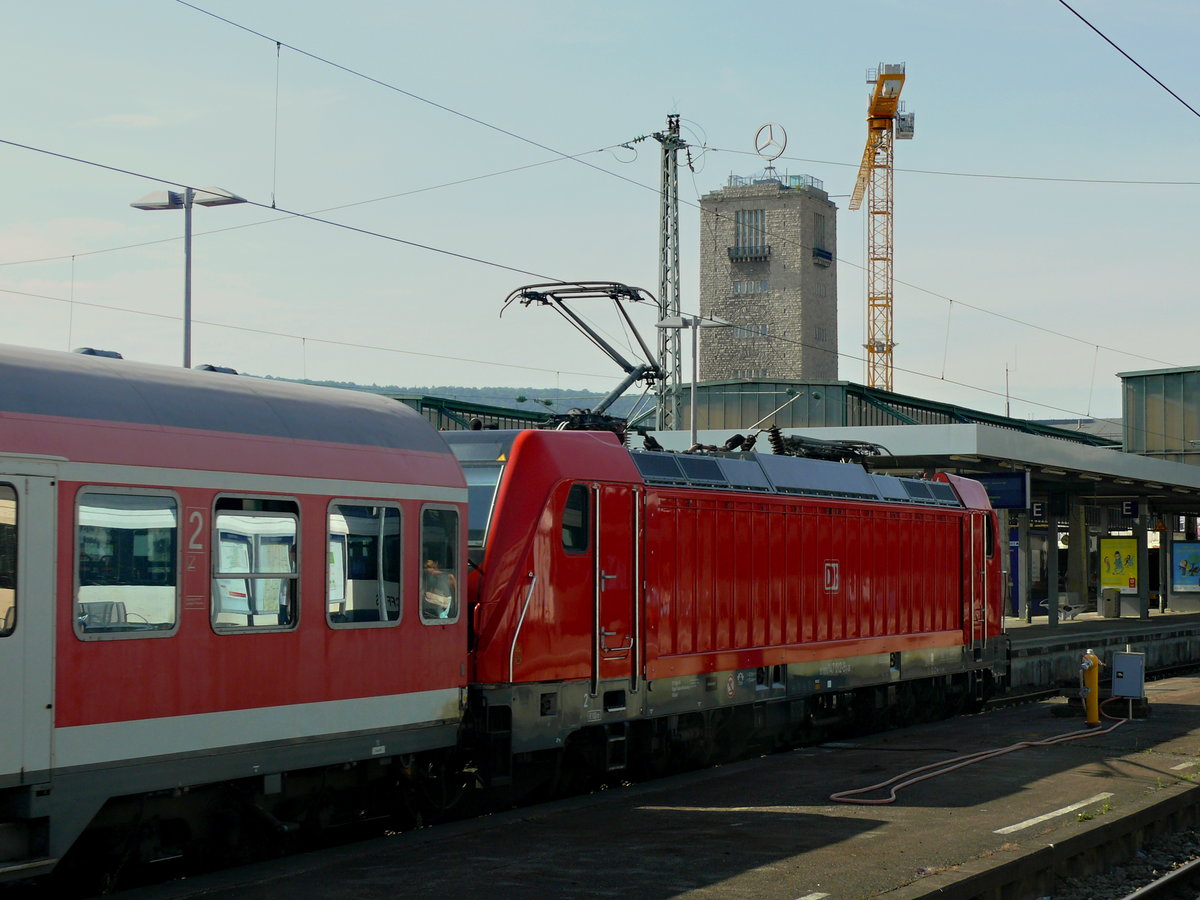 Am 8.8.18 um 10:24 Uhr fährt 147 012 mit dem RE 19113 aus Osterburken in Stuttgart Hbf ein.