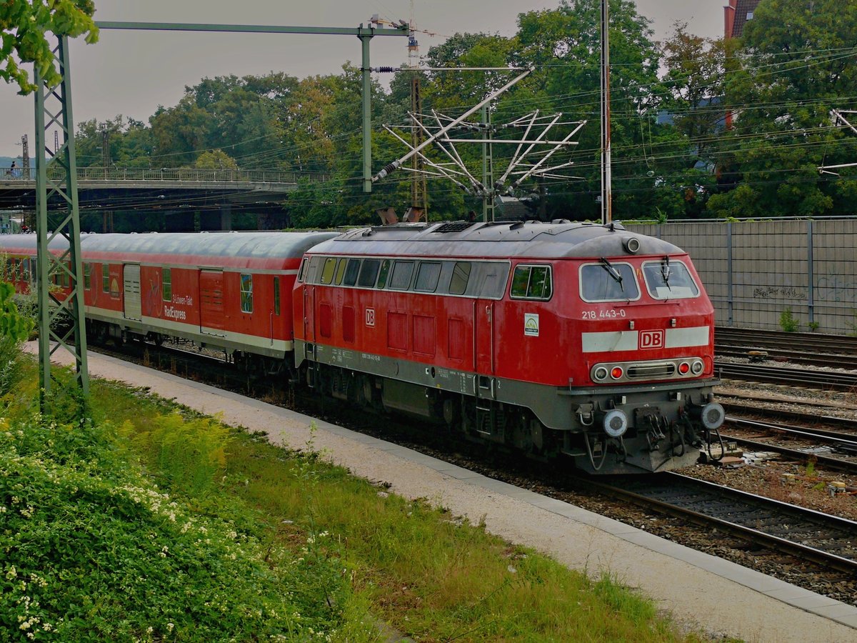 Am 8.8.18 um 7:52 Uhr fährt 218 443-0 mit dem RE 3204 (Radexpress) in den Ulmer Hauptbahnhof ein. Um 8:16 Uhr fährt sie den Zug bis nach Donaueschingen.