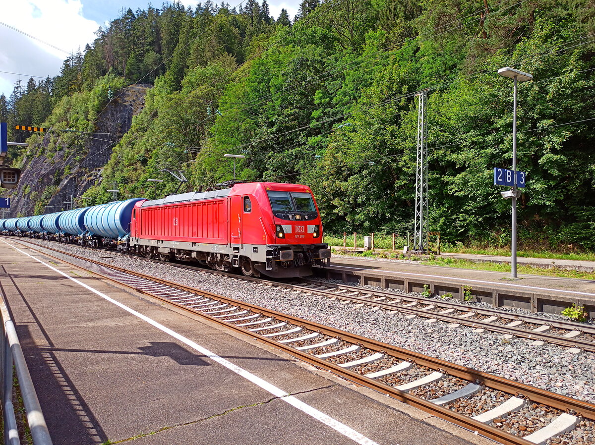 Am 8.8.23 gegen 11:23 Uhr fuhr ein Güterzug mit der Lok 187 208 durch den Bahnhof Triberg im Schwarzwald. Eigentlich fahren die Züge in Richtung Hausach, über Gleis 1, aber wegen Bauarbeiten (zwischen Gremmelsbach und Triberg) werden diese über Gleis 2 geleitet.