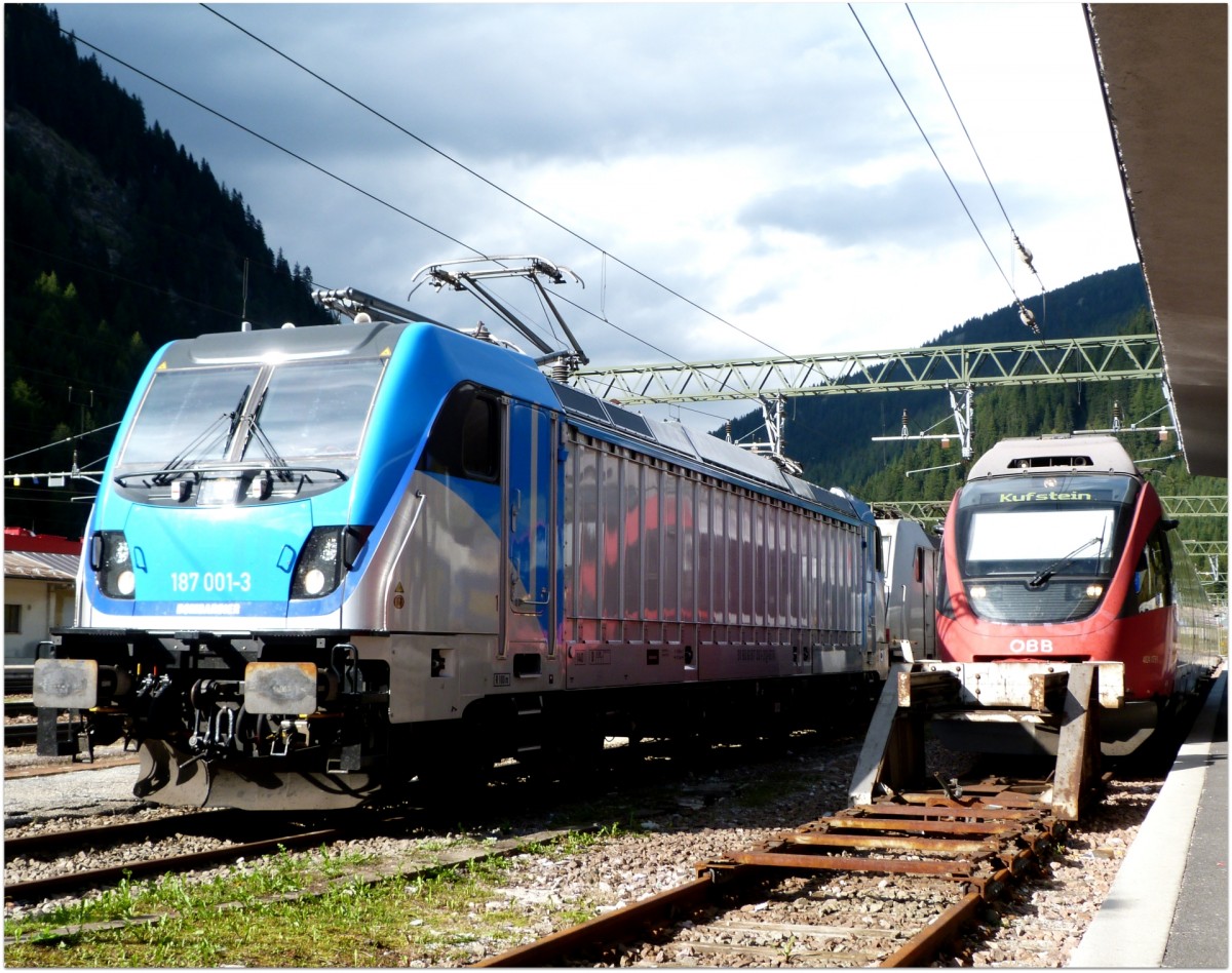 Am 8.9.14 unternahm ich mal wieder einen Ausflug an die legendäre Brennerstrecke.
Ich suchte zuerst einen Standpunkt in St. Jodok auf, dort kam dann bald 187 001 mit 2 weiteren 186ern und einem Güterzug.
Auf der Rückfahrt hoffte ich, dass die 187 am Grenzbahnhof Brenner/Brennero einigermaßen anständig abgestellt wurde, sodass ich sie auch hier nochmals fotografieren konnte.
Glücklicherweise war sie das auch.
Rechts sieht man noch die S-Bahn aus Richtung Innsbruck/Kufstein.
