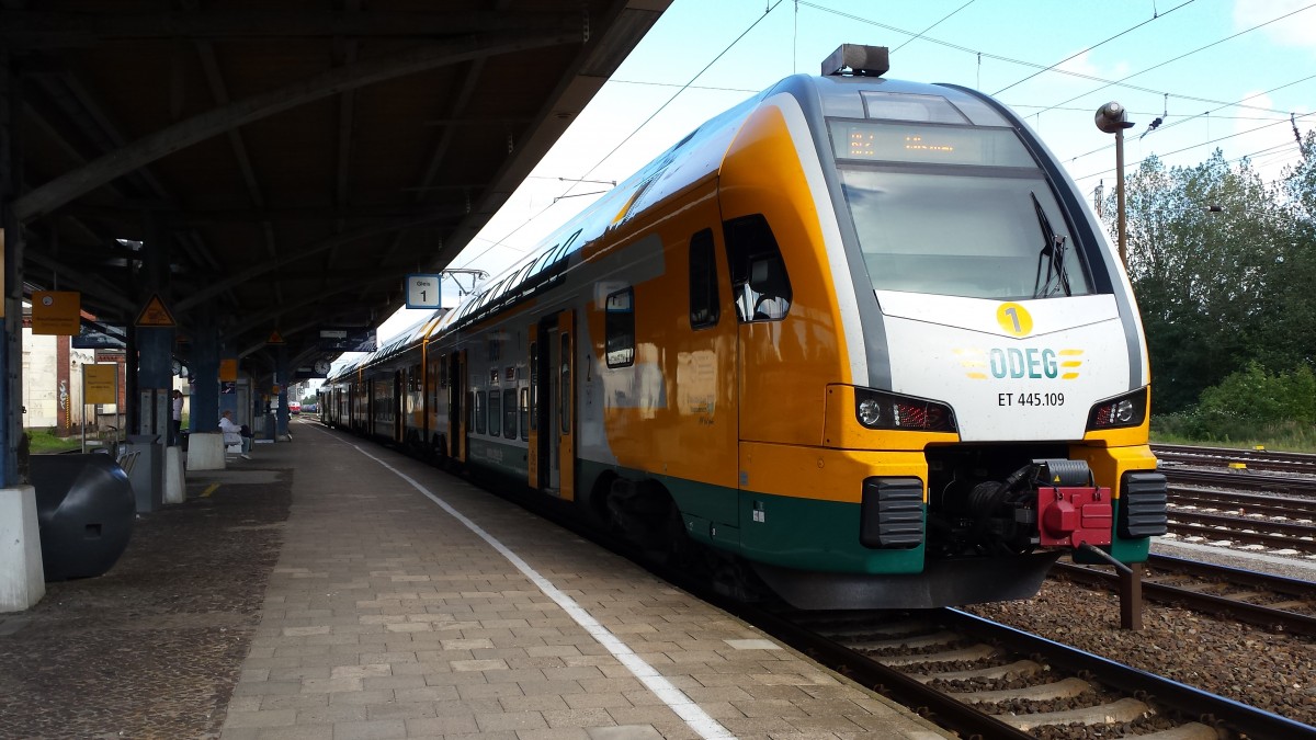Am 8.9.2015 stand der ODEG ET 445 im Bad Kleiner Bahnhof 