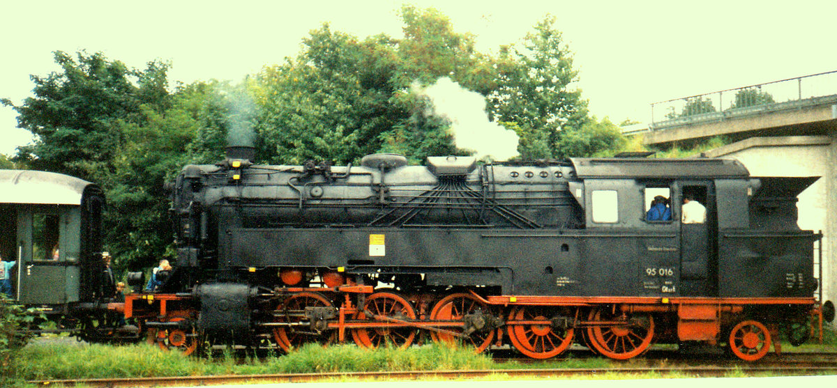 Am 8.September 1996 kam 95 016 (ex Bw Probstzella) mit einem Sonderzug nach Kulmbach.