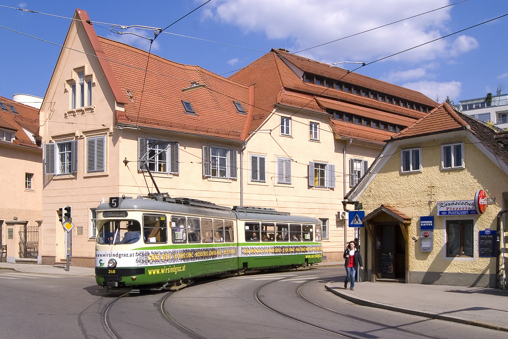 Am 9. April 2010 war TW 268 auf der Linie 5 unterwegs und passiert hier soeben den Bogen kurz vor der Haltestelle Lange Gasse. 

Während der TW 268 immerhin noch in Brăila existieren dürfte, wenn auch nicht mehr betriebsfähig, wurde das im 18. Jahrhundert erbaute Vorstadthaus, das zuletzt das  Körösistüberl  beherbergte, im Jahr 2014 abgerissen. Lediglich der geschützte Weinstock im ehemaligen Gastgarten wurde erhalten. 