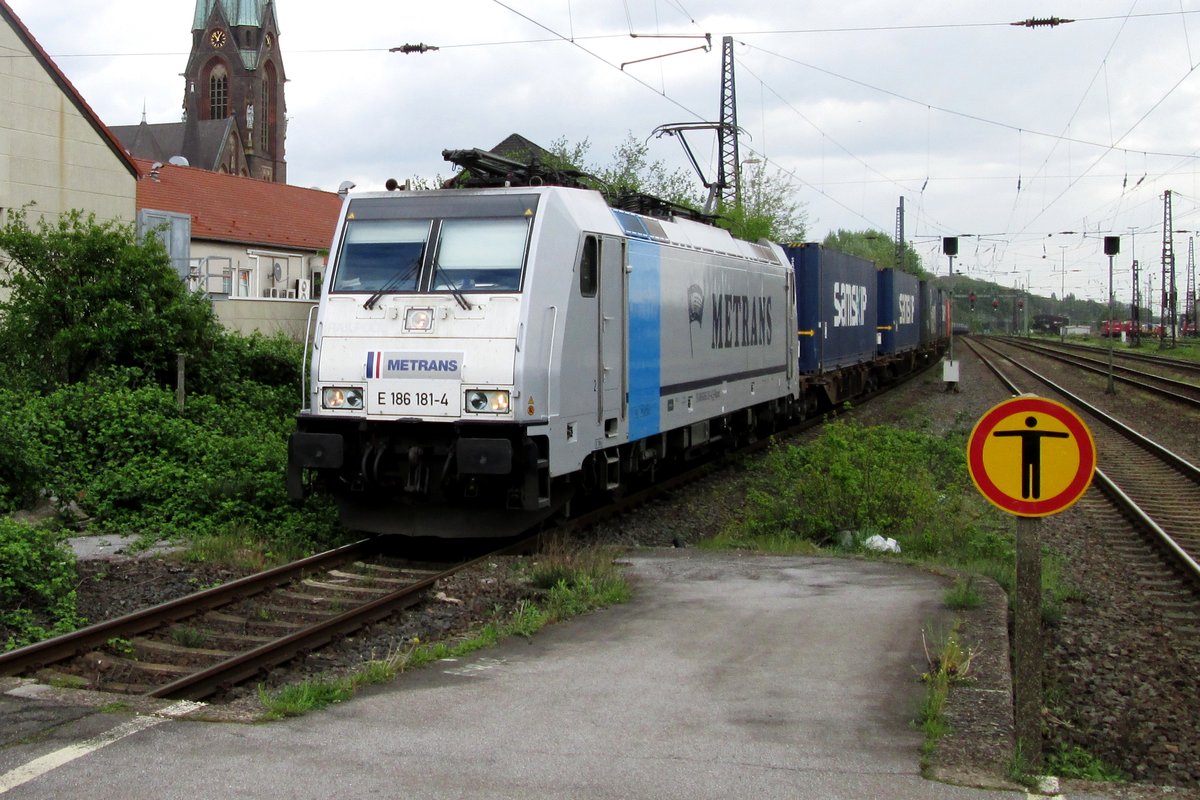 Am 9 April 2014 durchfahrt Metrans 186 181 mit deren KLV Oberhausen Osterfeld Süd.