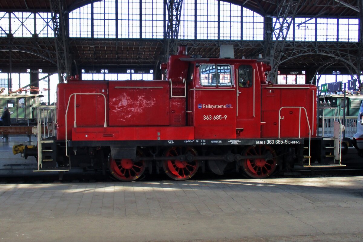 Am 9 April 2017 steht Railsystems 363 685 in Leipzig Hbf.