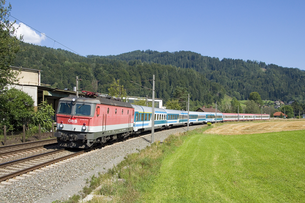 Am 9. August 2016 ist 1144 074 bei Kaiserwetter mit dem EC 151  Emona  (Wien Hbf - Ljubljana) auf Höhe des Alpenstromkraftwerkes Peugen, welches rund 14.500 Haushalte mit Strom versorgt, unterwegs. 