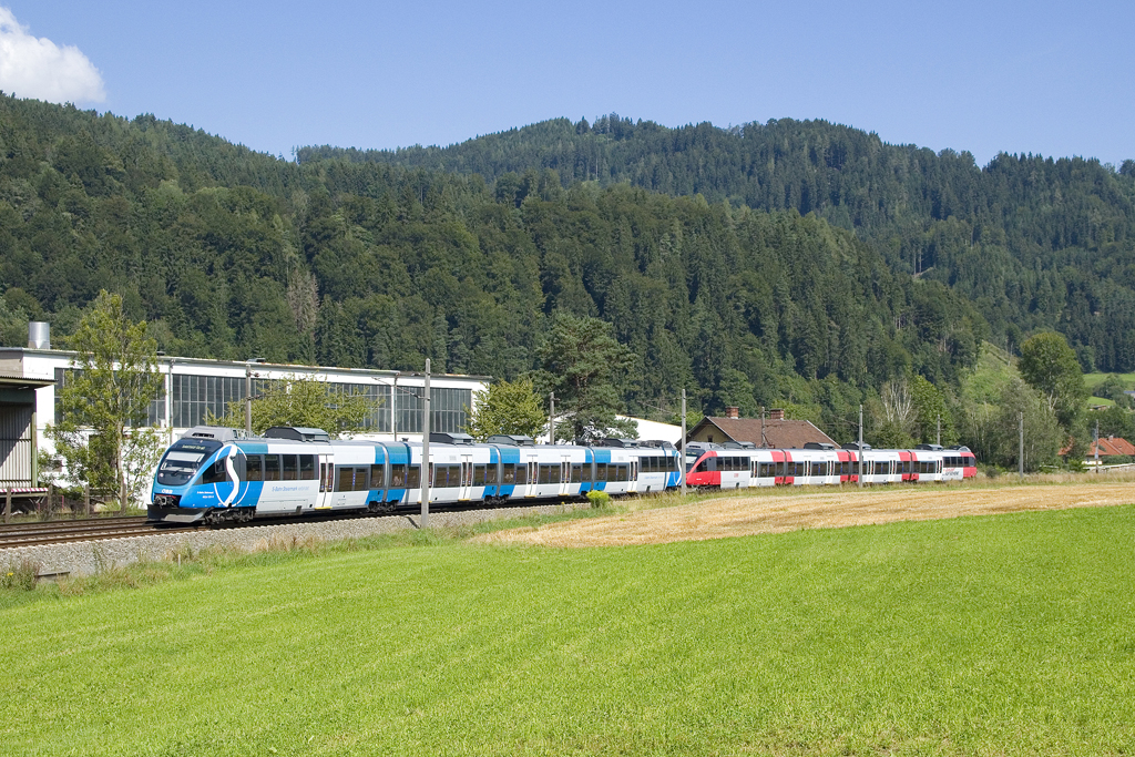 Am 9. August 2016 ist 4024 120  S-Bahn Steiermark  gemeinsam mit 4024 052  Zukunft auf Schiene Oberösterreich  nahe der Ortschaft Peugen nördlich von Frohnleiten als SB 4021 unterwegs. 