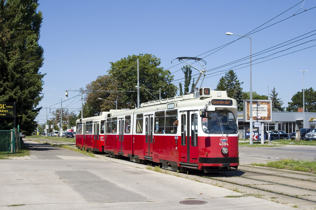 Am 9. August 2019 ist E2 4084 mit c5 1484 bei Zentralfriedhof, 1. Tor als Linie 6 in Richtung Kaiserebersdorf unterwegs. 