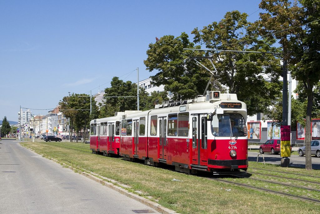 Am 9. August 2019 ist E2 4314 mit c5 1514 als Linie 71 in der Simmeringer Hauptstraße zwischen den Haltestellen Fickeysstraße und Weißenböckstraße auf Höhe des Simmeringer Bads in Richtung Zentralfriedhof, 3. Tor unterwegs. 